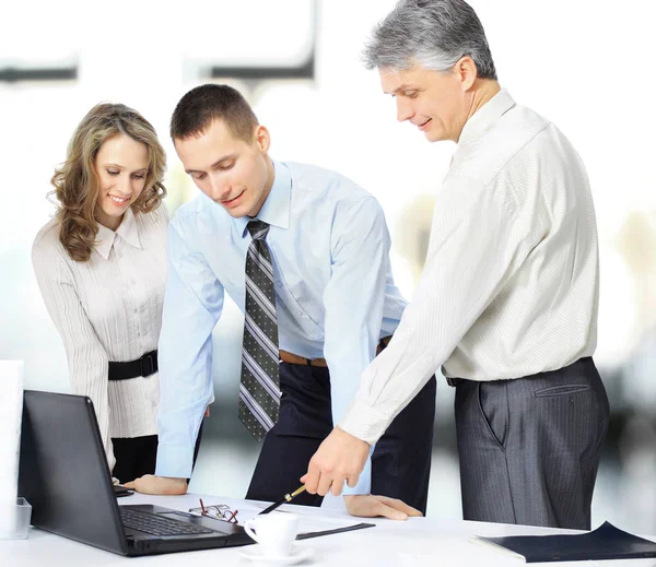 Een groep zakenlieden bespreekt het beleid van de onderneming op kantoor. — Stockfoto