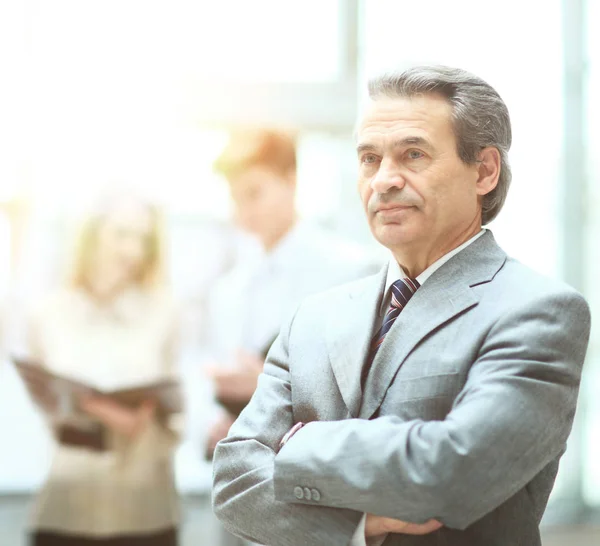 Hombre de negocios inteligente feliz con compañeros de equipo discutiendo Fotos de stock