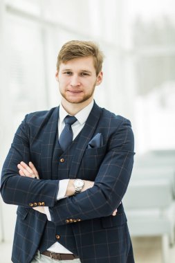 yeni gelen işadamı iş takım elbiseli pencerenin duruyor