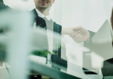 güvenilirlik ve ortaklık kavramı: bir el sıkışma iş