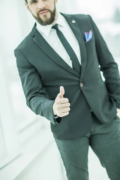 Крупним планом успішний бізнесмен робить жест великі пальці вгору — стокове фото