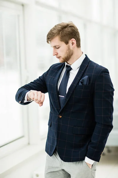 Концепція успіху в бізнесі - початківець бізнесмен дивиться на свій годинник — стокове фото