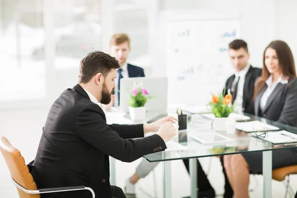 Manager und Geschäftsteam diskutieren die Präsentation eines neuen Finanzprojekts in einem modernen Büro — Stockfoto