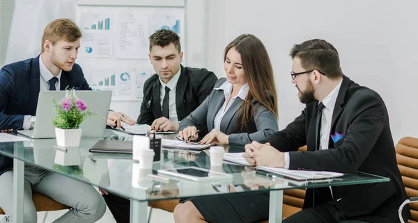 Equipo empresarial exitoso está preparando una presentación de un nuevo proyecto financiero — Foto de Stock