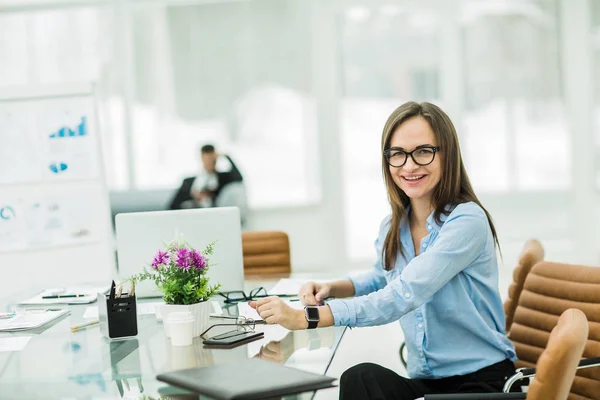 Porträtt av Manager Finance på arbetsplatsen i ett modernt kontor — Stockfoto