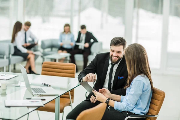 Exitoso equipo de negocios está analizando informes de marketing en el lugar de trabajo en la oficina brillante . — Foto de Stock