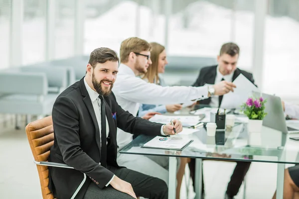 Manager und Geschäftsteam arbeiten im Büro mit Finanzberichten — Stockfoto