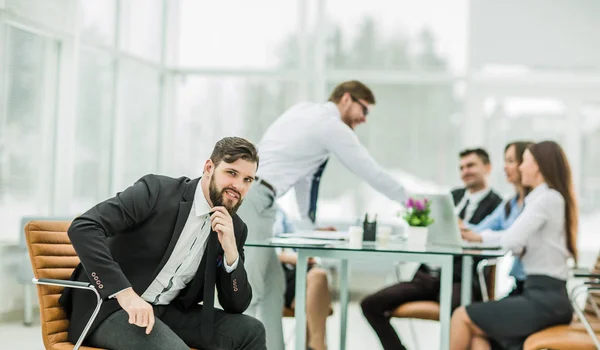 Portrét Manager na pozadí obchodní tým pracující v kanceláři — Stock fotografie