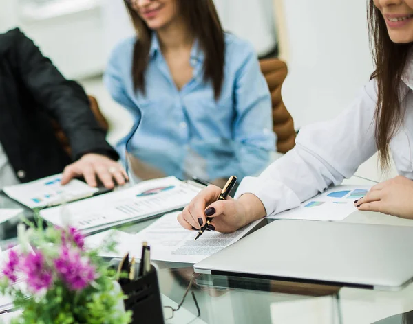 Erfolgreiches Business-Team diskutiert einen neuen Vertrag am Arbeitsplatz im Büro. — Stockfoto
