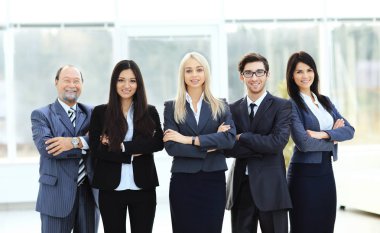 Başarılı bir iş ekibi, parlak ve modern bir arka planda.