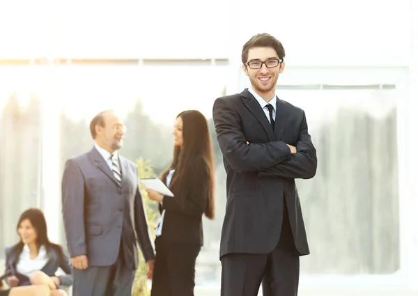 Joven gerente de éxito en el equipo de negocios de fondo en la oficina — Foto de Stock