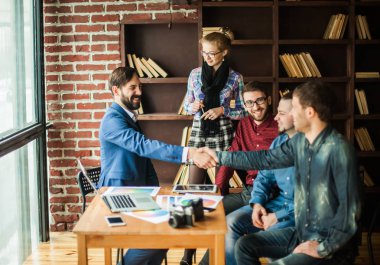 yaratıcı ofiste bir toplantıda karşılıklı iş ortakları