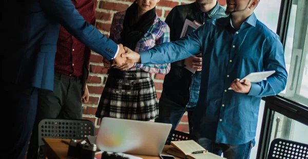 Business team and the Manager with a handshake greeted the custo — Stock Photo, Image