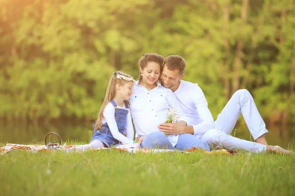 Concepto de felicidad familiar - madre embarazada y padre feliz un —  Fotos de Stock