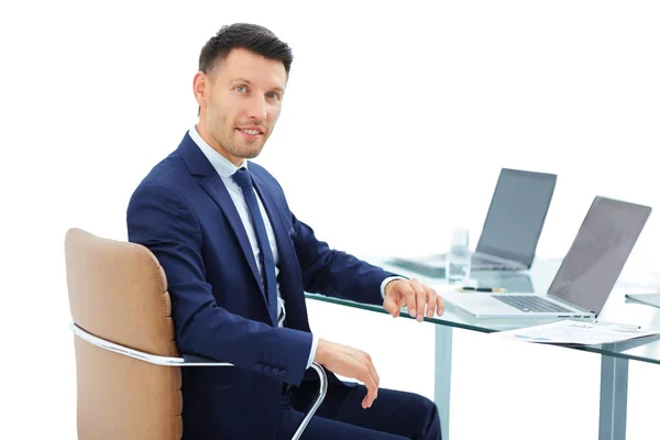 Advogado atrás de uma mesa antes de um laptop aberto — Fotografia de Stock