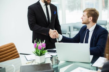 Modern bir ofiste iş arkadaşları arasında tokalaşma