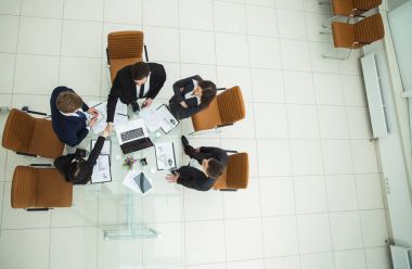 karşılıklı görüşmeler içinde okul sırası yakınındaki önce iş ortakları