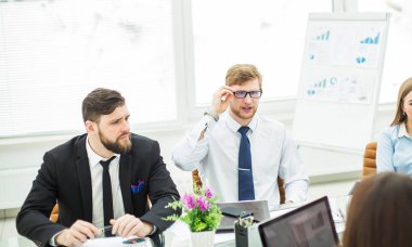 kriz yöneticisi ve iş takım modern ofisindeki bir Danışma toplantısı gerçekleştirdi