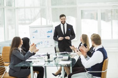üst düzey yöneticisi şirket ve iş takım, yeni bir mali proje sunumu üzerinde bir tartışma ev sahipliği yapıyor