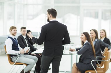Atölye iş takım modern ofisindeki CEO'su konuşuyor