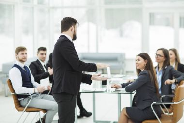şirketin üst düzey yöneticisi iş ekibi ile bir Danışma toplantısı modern ofisinde tutuyor.