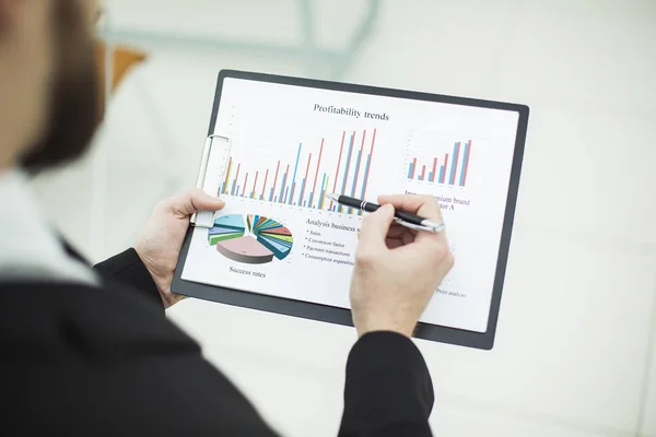 Sales Manager makes the analysis of marketing reports — Stock Photo, Image