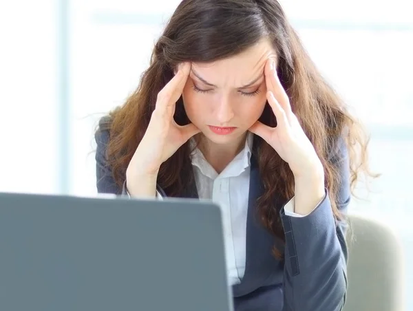 Mujer de negocios principiante que trabaja con documentos en la computadora portátil en el lugar de trabajo —  Fotos de Stock