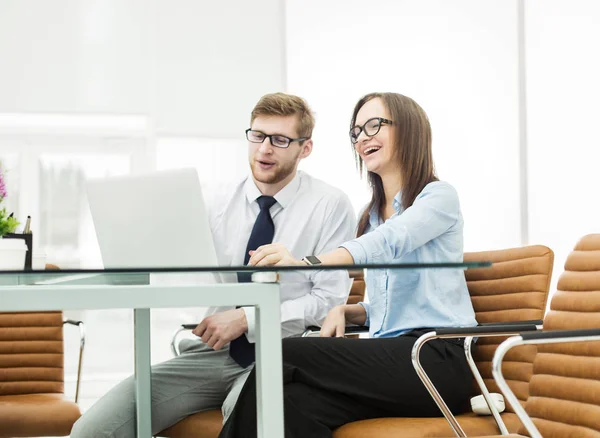 Erfahrene Mitarbeiter des Unternehmens diskutieren die aktuellen Probleme am Schreibtisch — Stockfoto