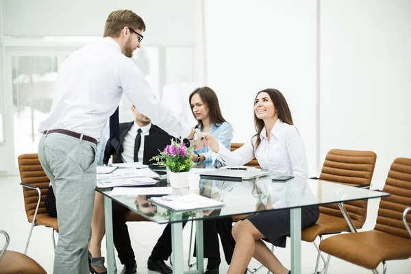 Handshake Manager and the client at a business meeting in the office — Stock Photo, Image