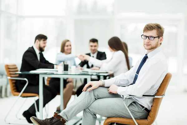 Leitender Anwalt des Unternehmens über den Hintergrund des Arbeitstreffens des Geschäftsteams — Stockfoto