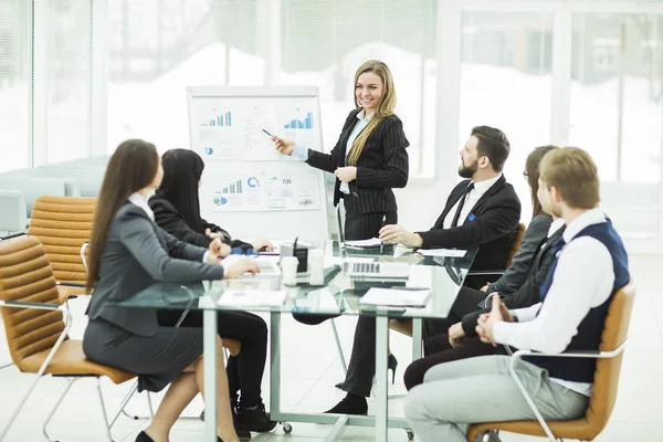 Equipo de negocios presenta un nuevo proyecto financiero para los socios comerciales de la empresa — Foto de Stock