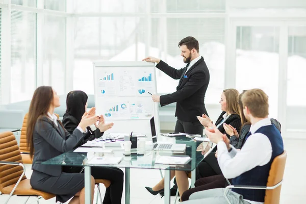 Gerente sénior de la empresa y el equipo empresarial están organizando una discusión sobre la presentación de un nuevo proyecto financiero — Foto de Stock