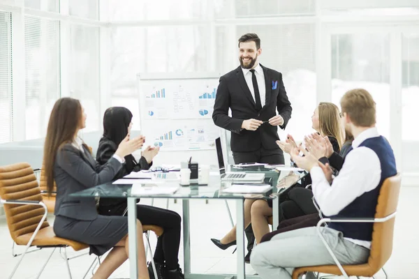 Chef för bolaget och det business-teamet är värd en diskussion om presentationen av ett nytt ekonomiskt projekt — Stockfoto