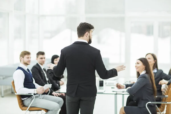 CEO habla en el equipo de negocios del taller en una oficina moderna —  Fotos de Stock