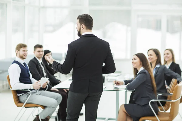 CEO habla en el equipo de negocios del taller en una oficina moderna — Foto de Stock