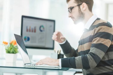 Laptop mali grafiklerle çalışma ve düzenleri pazarlama finans uzmanı