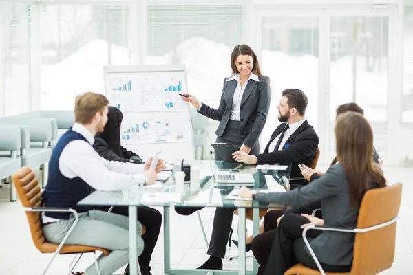 Business team gives a presentation of a new financial project for the business partners of the company — Stock Photo, Image