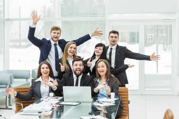 Erfolgskonzept im Business - ein professionelles Business-Team freut sich über die Erfolge der gemeinsamen Arbeit — Stockfoto