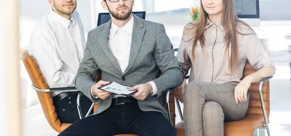 Erfolgreiches Business-Team mit Finanzplänen am Arbeitsplatz im Büro — Stockfoto