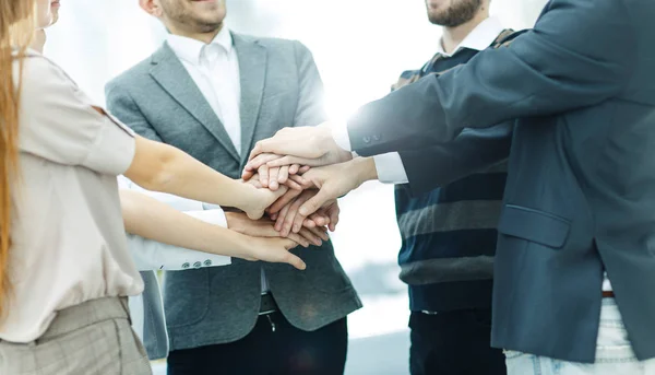 Conceito de sucesso no negócio: equipe de negócios amigável de pé em um círculo e unindo as mãos — Fotografia de Stock
