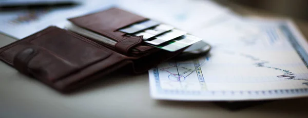Kožená peněženka s kreditní a slevové karty — Stock fotografie