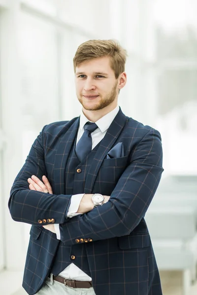 Geschäftsneuling im Businessanzug steht am Fenster, — Stockfoto