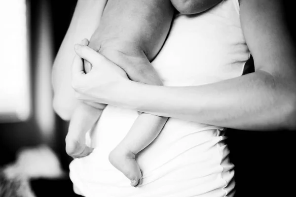 Foto in bianco e nero in stile retrò felice madre in possesso di un nuovo — Foto Stock