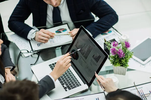 Team di lavoro di successo sul posto di lavoro discutendo il marketi — Foto Stock