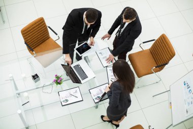 iş takım mali grafikler ile çalışma ve şirket kar tartışır