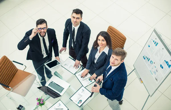 Equipo empresarial exitoso se prepara para la presentación de un nuevo proyecto financiero de la empresa — Foto de Stock