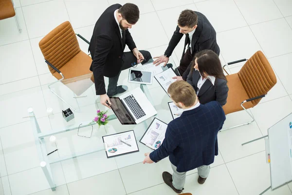 Equipe de negócios de sucesso discutindo gráficos de marketing antes da reunião — Fotografia de Stock