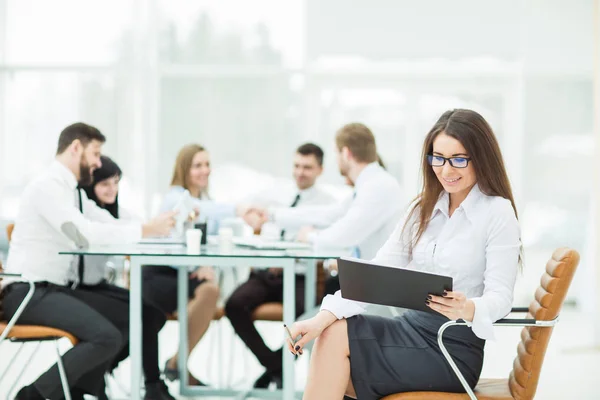 Abogado líder de la empresa en el fondo, socios de negocios reunión de negocios — Foto de Stock