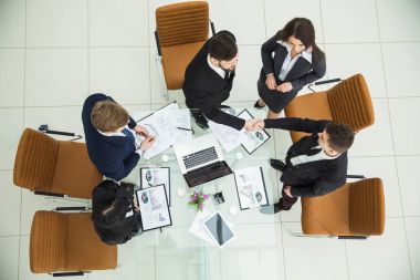 karşılıklı görüşmeler içinde okul sırası yakınındaki önce iş ortakları