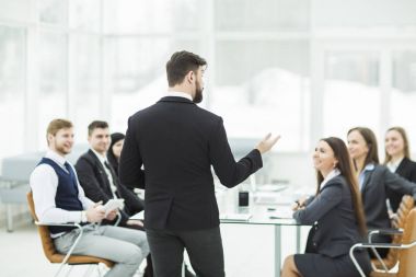 Atölye iş takım modern ofisindeki CEO'su konuşuyor